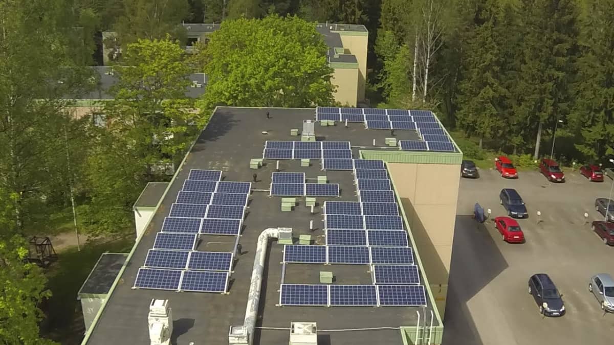 Oulunkylässä sijaitseva kerrostaloyhtiö saa kiinteistösähkönsä aurinkoenergiasta. 