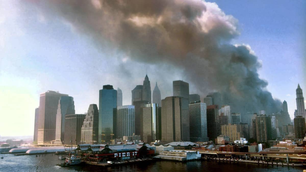 Savupatsas nousee taivaalle New Yorkissa, kun World Trade Centerin kaksoistornit romahtivat terrori-iskuissa 11. syyskuuta 2001.