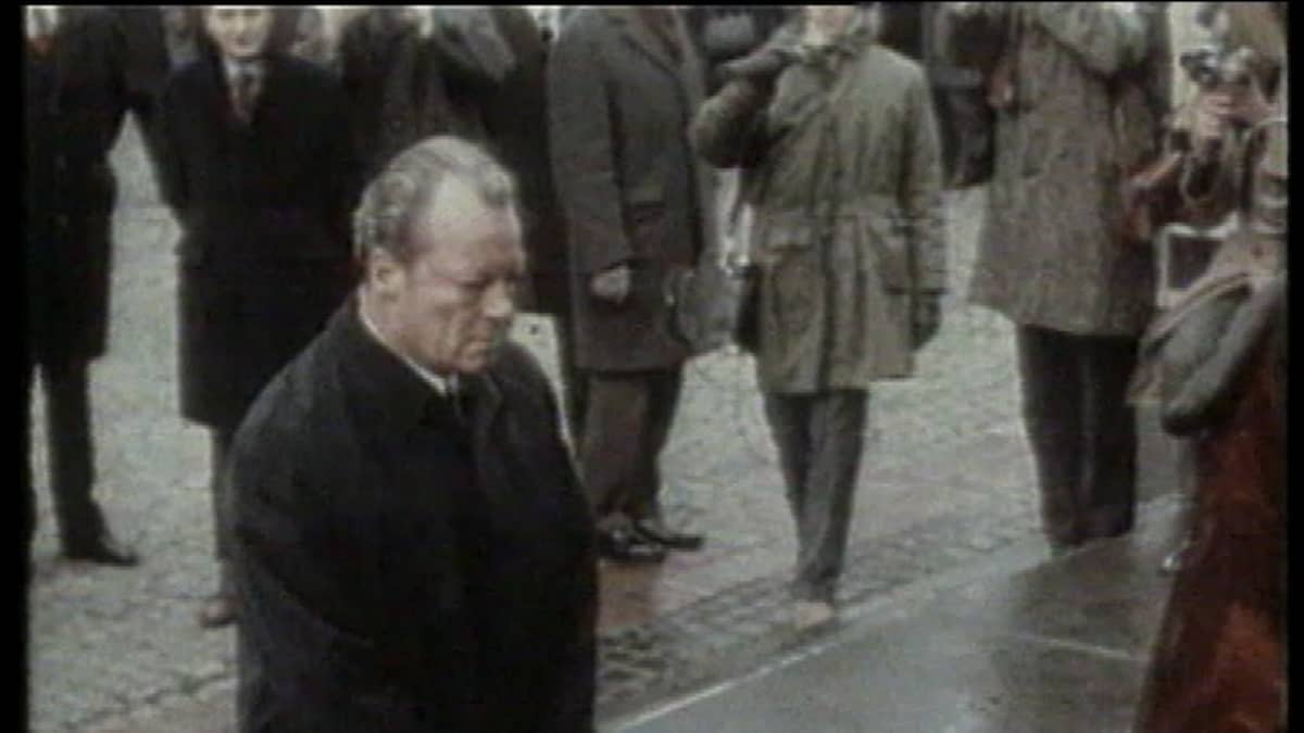 Willy Brandt Varsovan gheton muistomerkillä