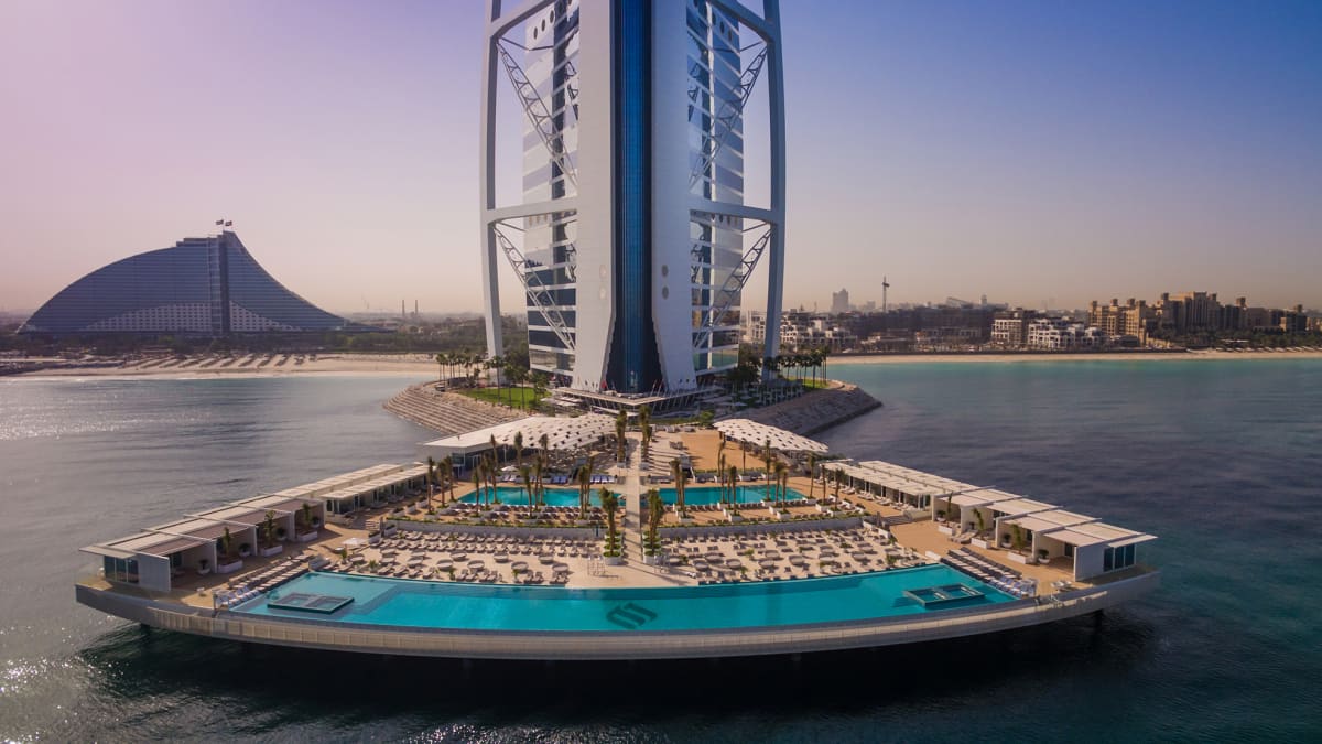 Raumalla rakennettu luksussaari on nyt ylellisen hotellin kyljessä Dubaissa.