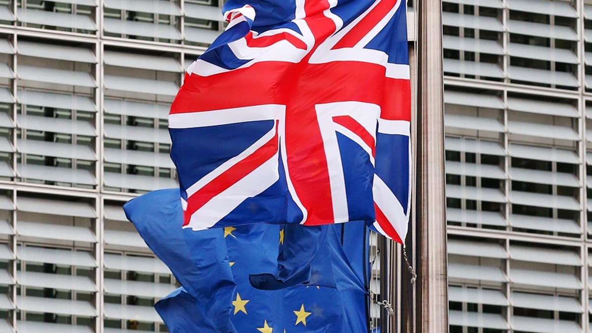 Britannian ja EU:n liput liehuvat lipputangoissa Brysselissä.