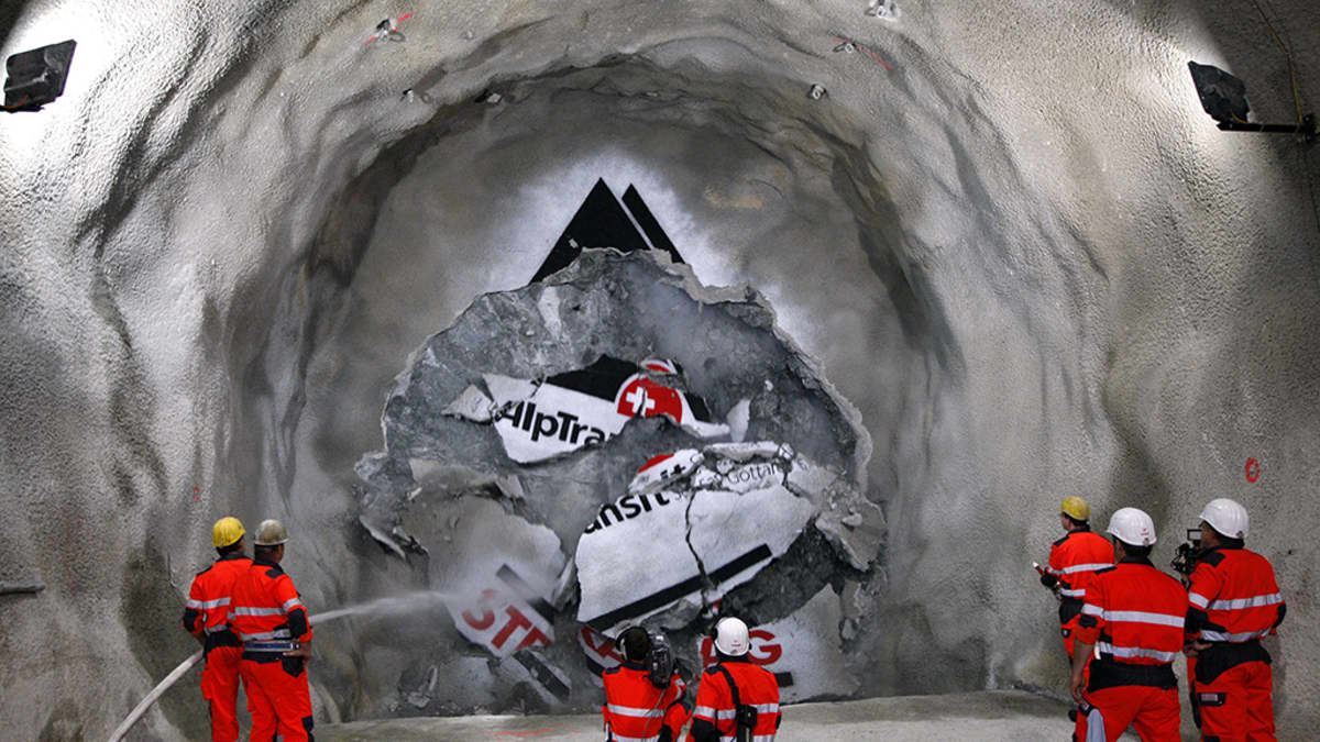 Kaivosmiehet seuraavat rautatietunnelin porausta Gotthardin tunnelityömaalla. 