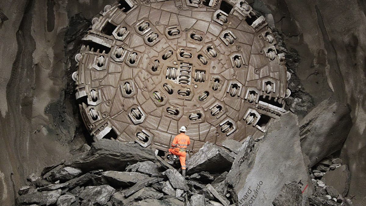 Kaivosmies seurasi rautatietunnelin porausta Gotthardin tunnelityömaalla.