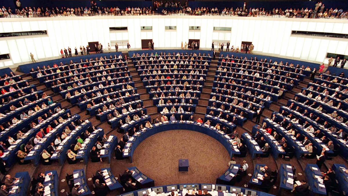 Euroopan parlamentin täysistunto Strasbourgissa vuonna 1999.