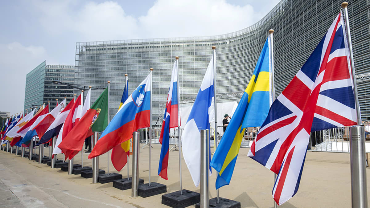 Lippuja EU rakennusten edessä.