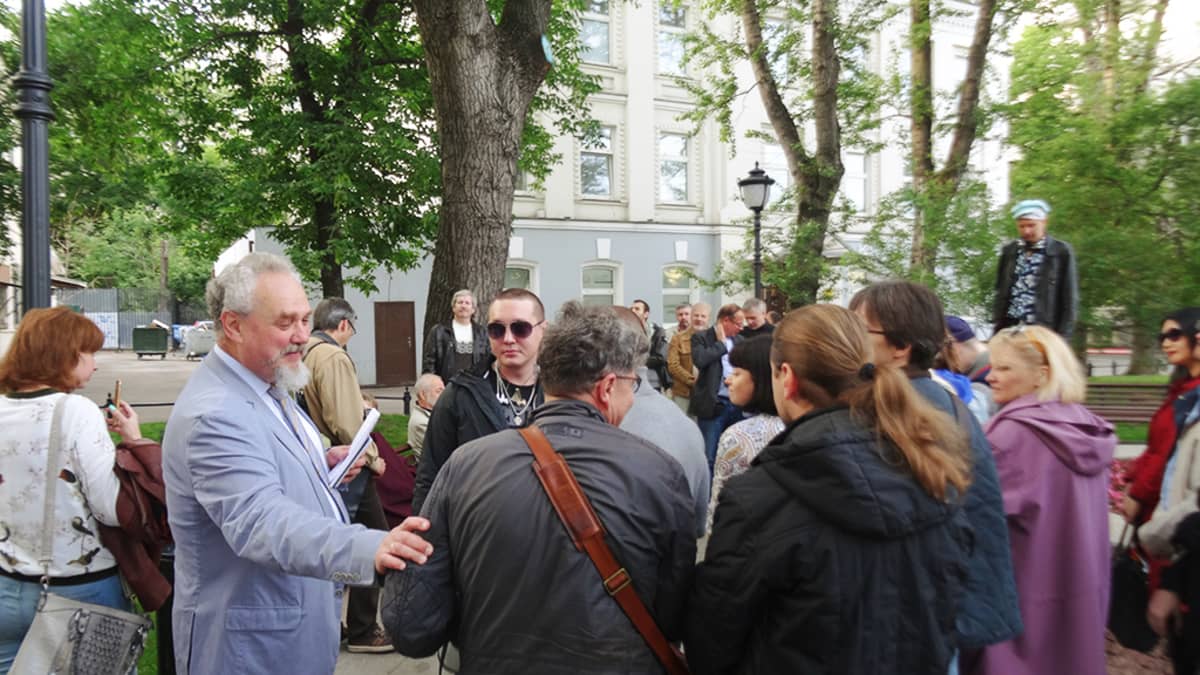Professori Andrei Zubov tapaa äänestäjiä.