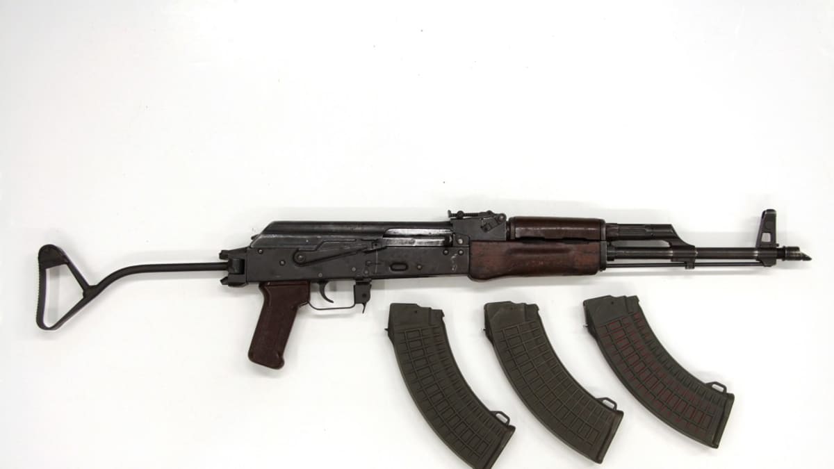 Poliisin rikostutkinnan yhteydessä löytämä DDR -valmisteinen MPiK eli Maschine Pistole Kalasnikov. Ase tuli Suomeen deaktivoituna ja reaktiovoitiin eli saatettiin ampumakuntoon. 