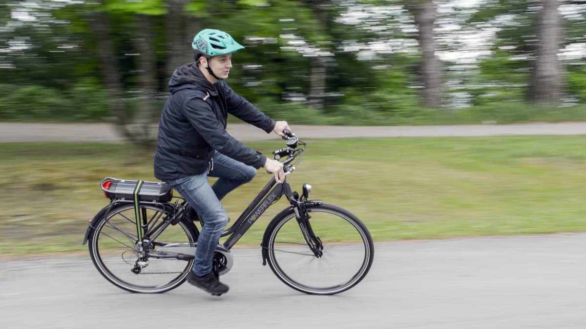Sähköavusteisella pyörällä konevoima loppuu kun nopeutta on yli 25 kilometriä tunnissa. 
