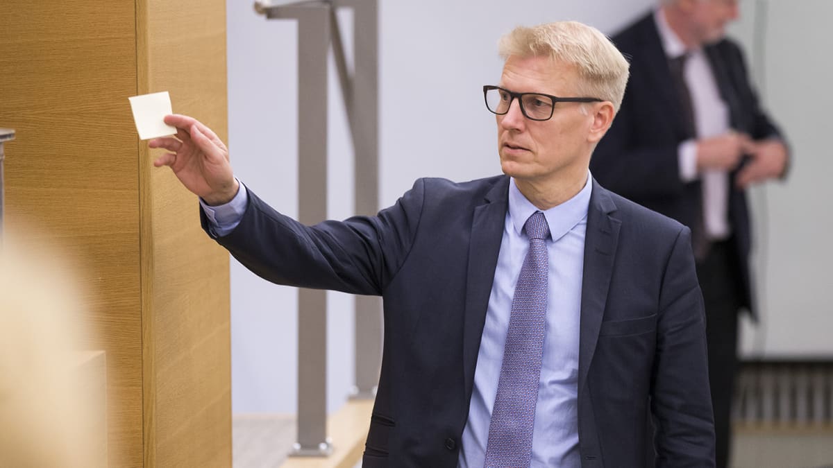 Kimmo Tiilikainen eduskunnan täysistunnossa torstaina 23. kesäkuuta.