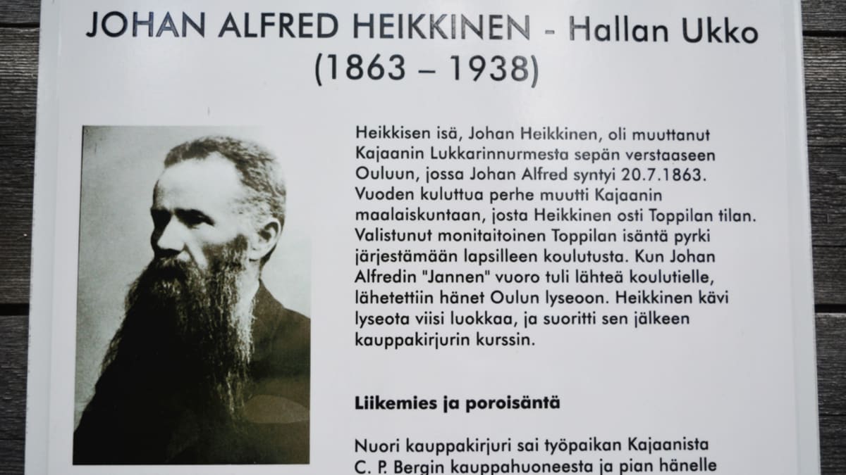 Kyltti, joka kertoo J.A. Heikkisestä.
