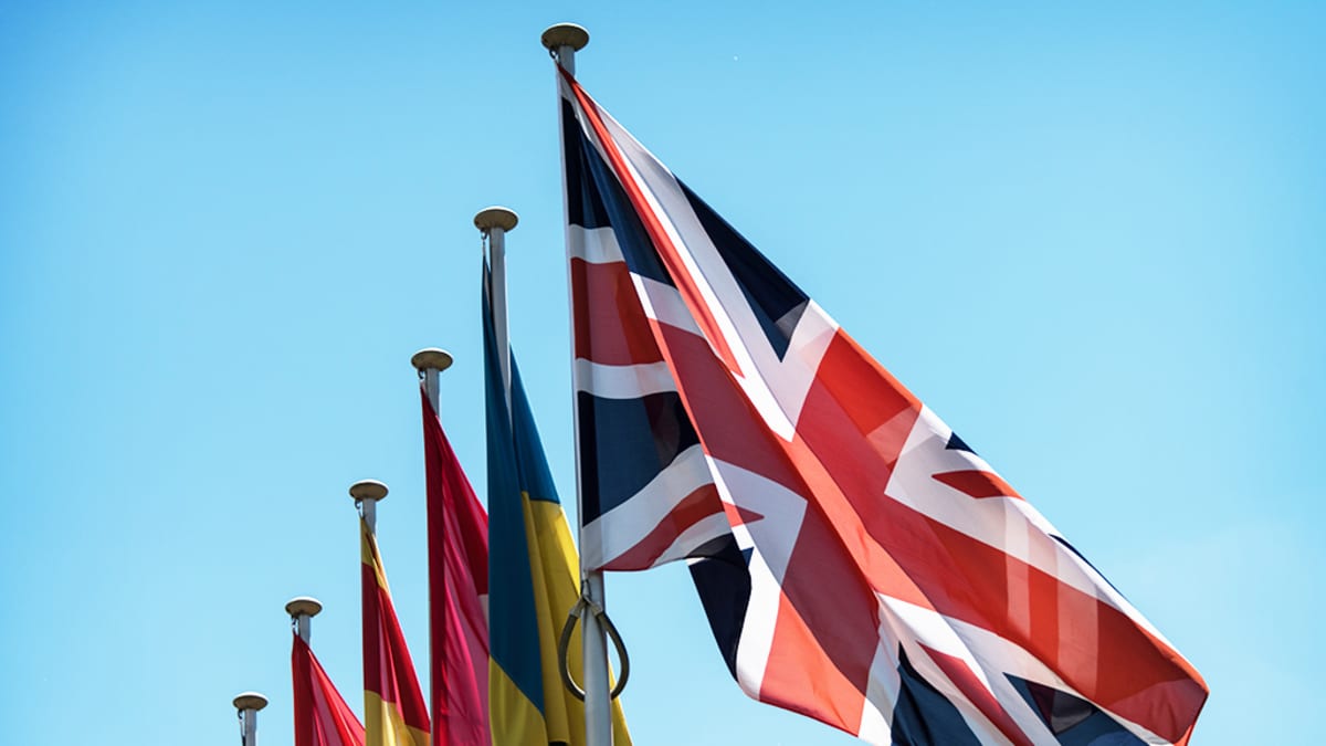 Ison-Britannian lippu liehuu muiden EU-maiden lippujen vieressä.