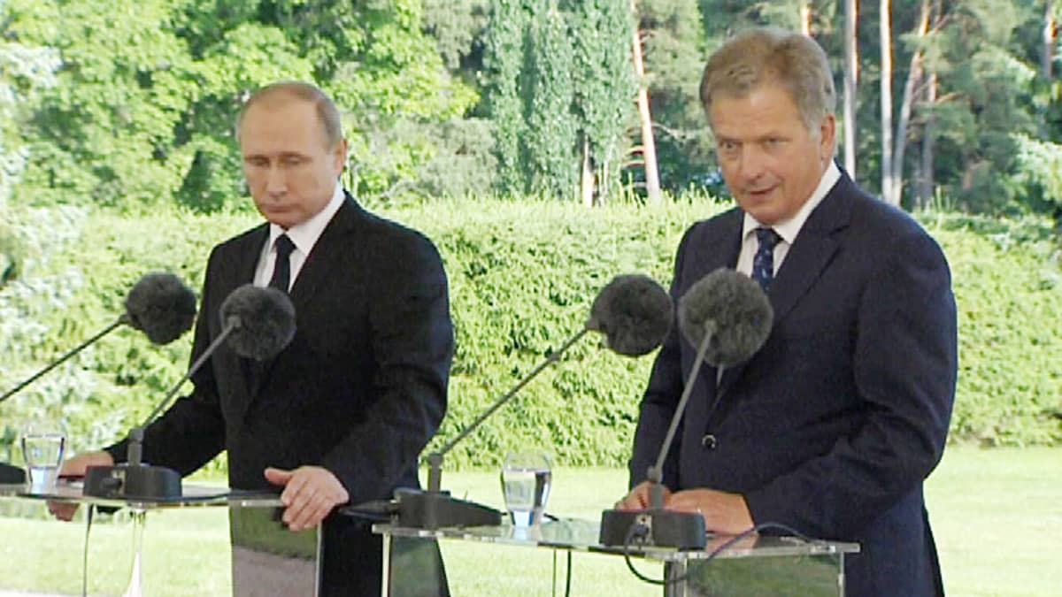 Vladimir Putin ja Sauli Niinistö tiedotustilaisuudessa Kultarannassa perjantaina.