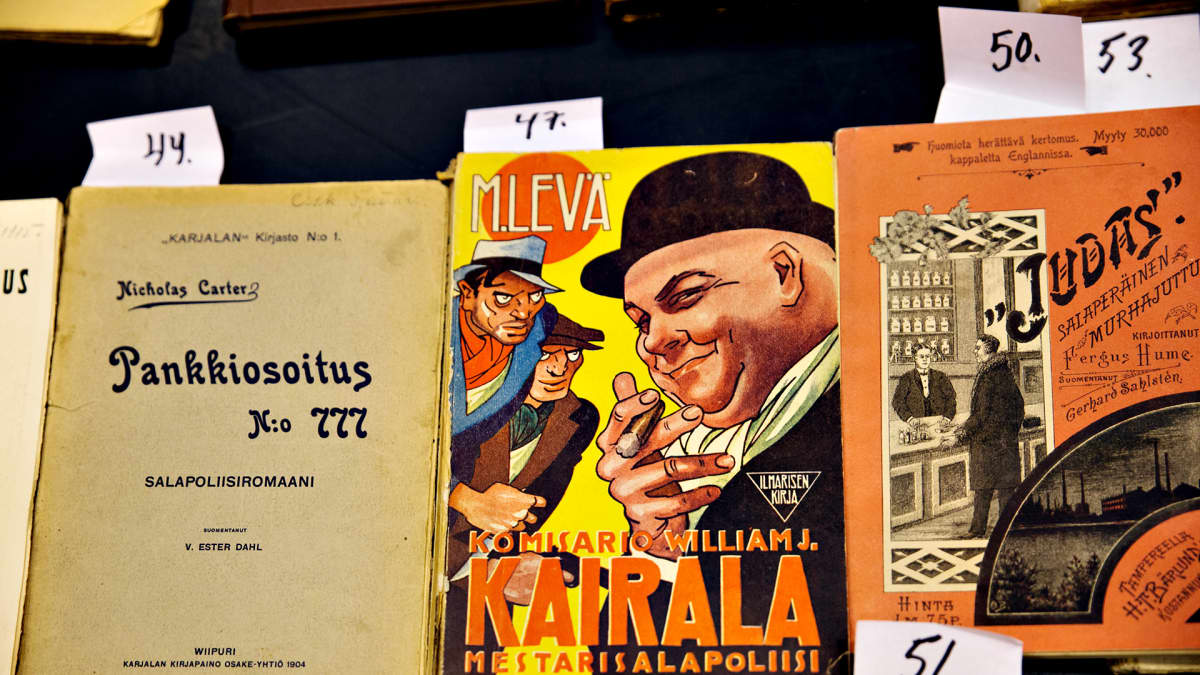 Vanhojen kirjojen kansia.