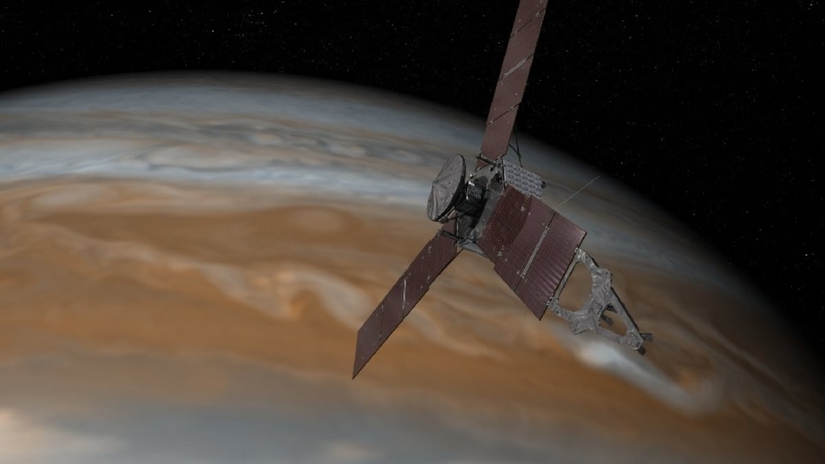 Piirroskuva litteästä luotaimesta, joka lähestyy aurinkopaneelit levällään paksujen pilvien peittämää Jupiteria. 