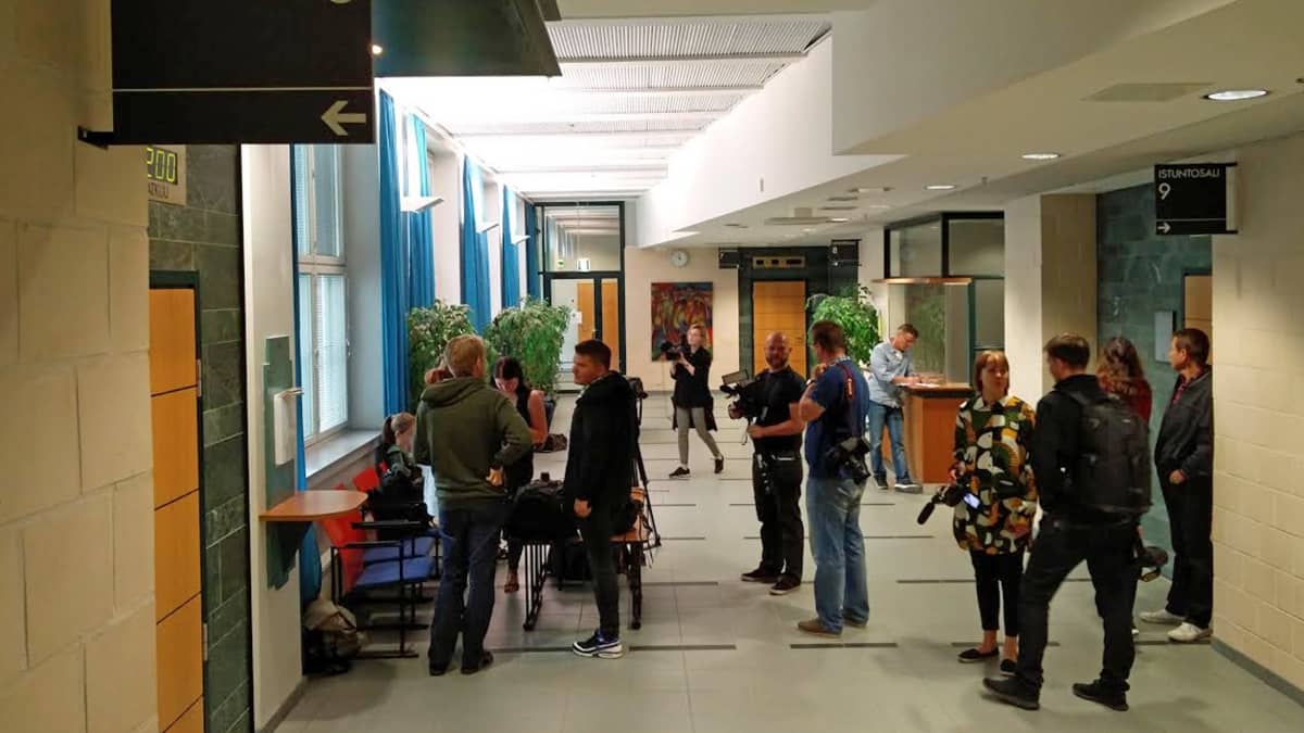 Median edustajia Pirkanmaan käräjäoikeuden aulassa.