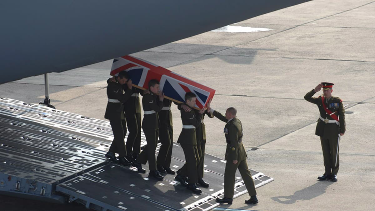 5. huhtikuuta 2007 Irakin Basrassa surmansa saaneen Vänrikki Joanna Yorke Dyerin arkku saapui Lynehamiin Englantiin 12. huhtikuuta 2007.