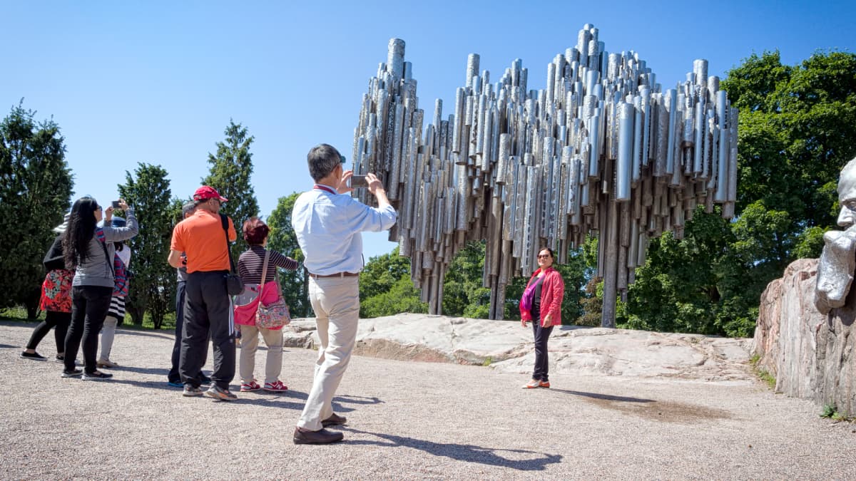 Valokuvausta Sibelius-monumentilla.