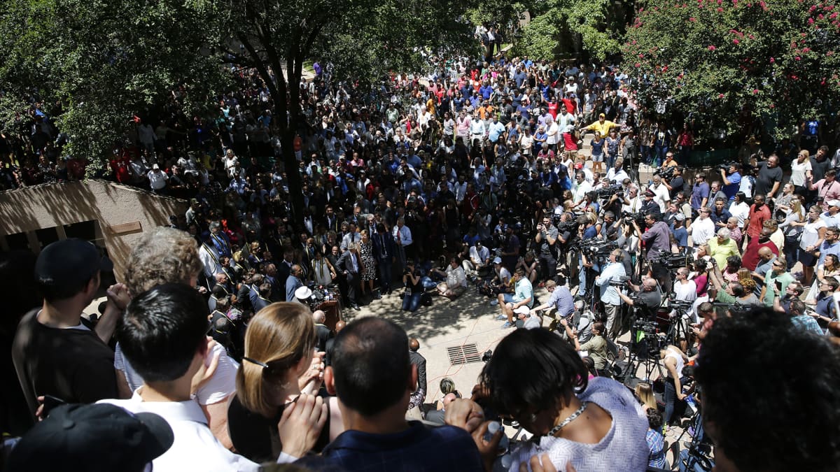 Ihmiset kokoontuivat rukoilemaan ja muistamaan kuolonuhreja Dallasin keskustassa 8. heinäkuuta.