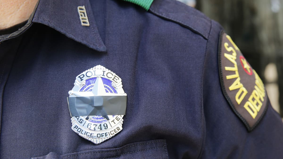 Dallasin poliisin virkamerkissä on musta surunauha.
