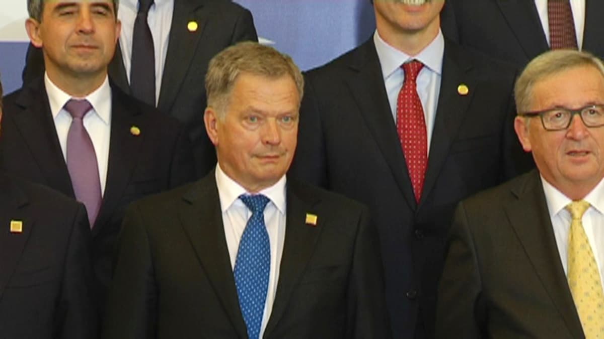 Presidentti Sauli Niinistö ryhmäkuvassa Naton Varsovassa.