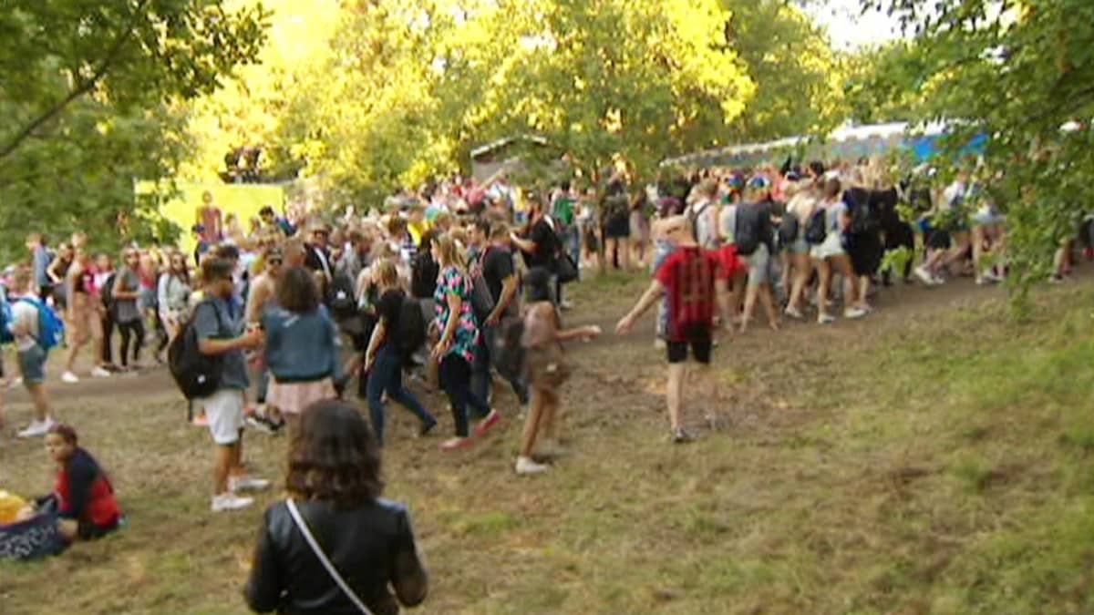 Festivaalivieraita Ruisrockissa heinäkuussa 2016. Kuvassa olevat henkilöt eivät liity tapaukseen.