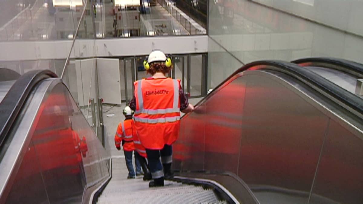 Liukuportaat yhdelle Länsimetron asemista.