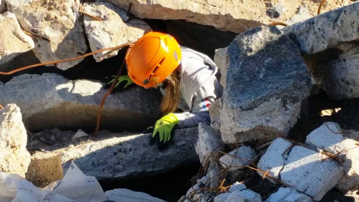 Pelastettava on löytynyt raunioiden keskeltä Muhoksen pelastuskoiraharjoituksessa heinäkuussa 2016.