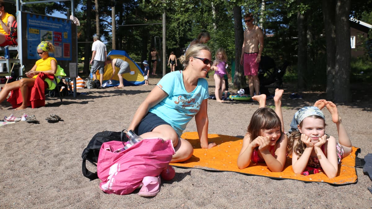 Elina Ryhänen, Noora Ollikainen, 7, ja Milla Oksa, 7. Espoon Mellstenin uimarannalla.