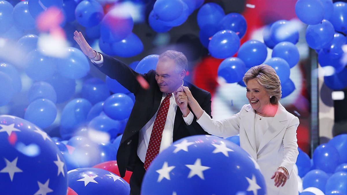 Tim Kaine ja Hillary Clinton Philadelphian puoluekokouksen loppuhuipennuksessa 28. heinäkuuta.