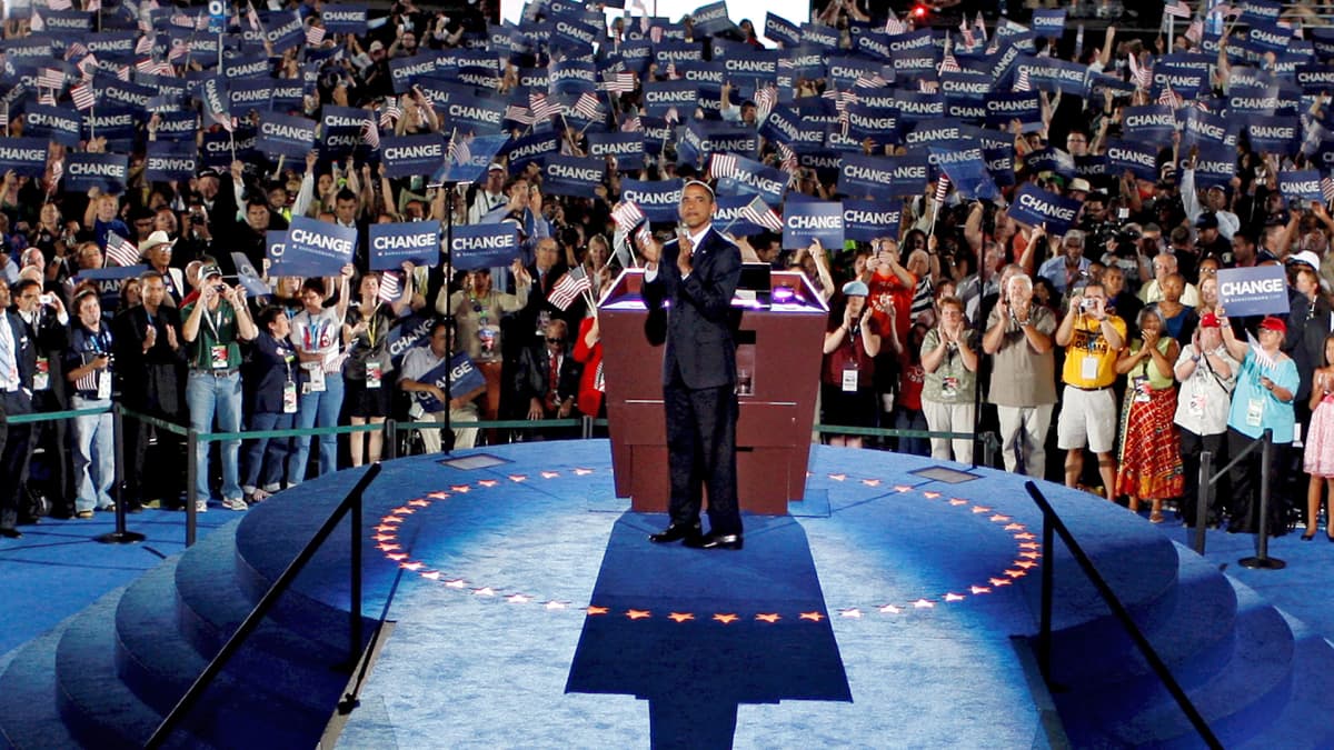 Barack Obama tervehti kannattajiaan Denverissä 28. elokuuta 2008.