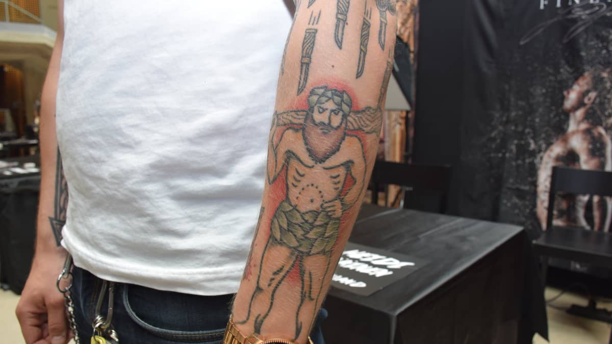 Tatuoinnit saavat nyt näkyä ja kertoa kaikille kantajansa tarinan | Yle  Uutiset