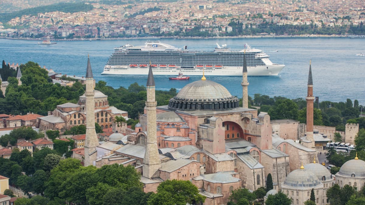 Ensi perjantaina Helsinkiin saapuva 330 metriä pitkä Regal Princess -alus on kesän suurin risteilijävieras. Aluksen koosta saa hieman mittakaavaa, kun se on kuvattu Istanbulissa valtavan Hagia Sofian takana Bosborinsalmessa.