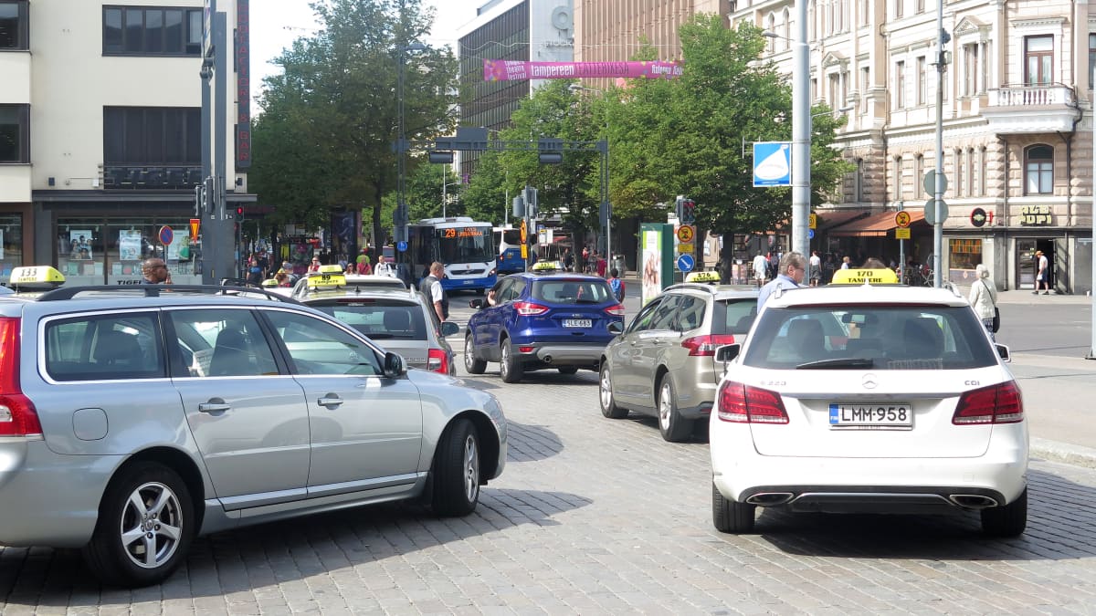 Takseja Tampereen rautatieaseman taksitolpalla