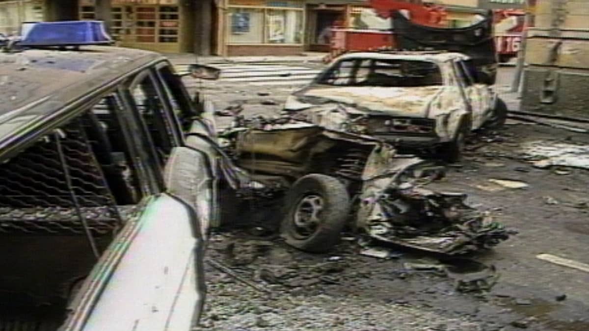 Mikkelin panttivankidraaman räjähdyksessä tuhoutuneita autoja 9.8.1986.