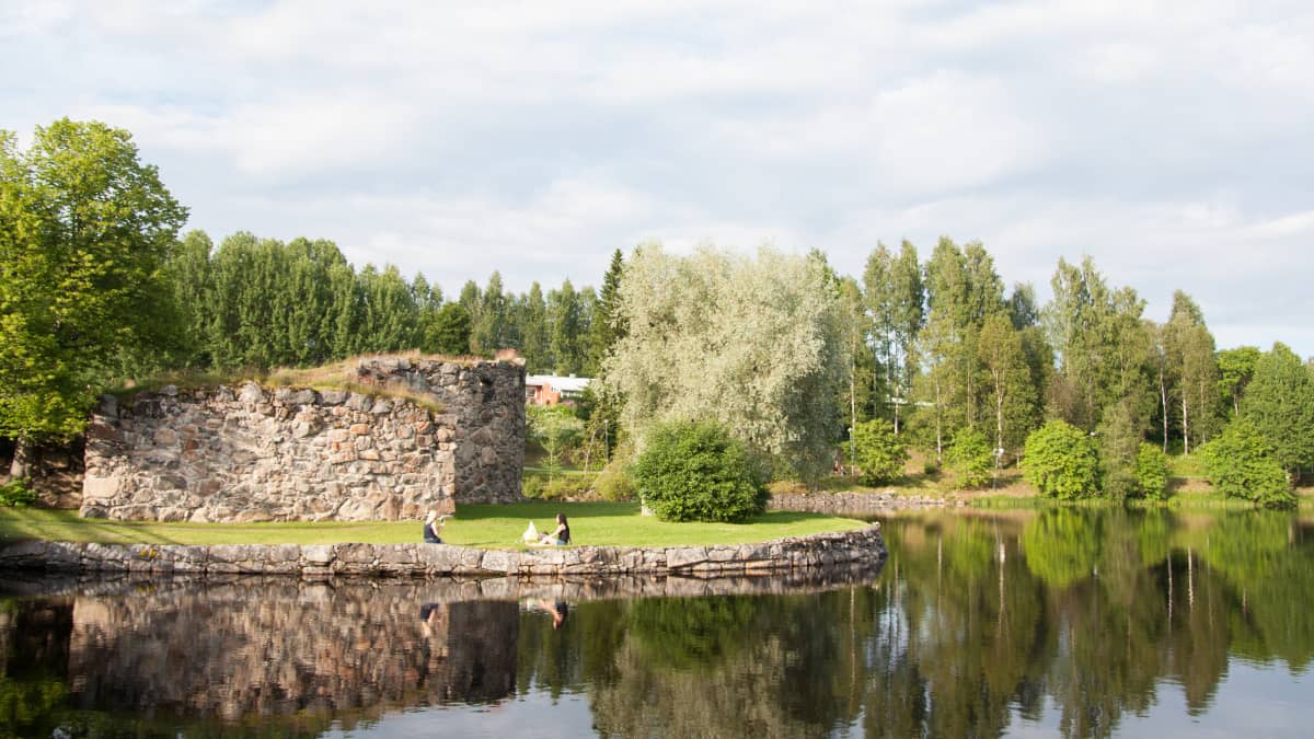Kajaanin linnanrauniot kesällä. 