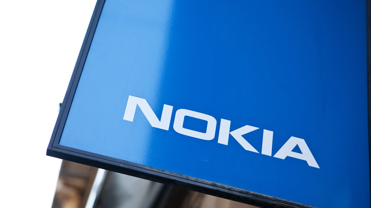 Nokian logo myymälän edustalla Helsingissä.