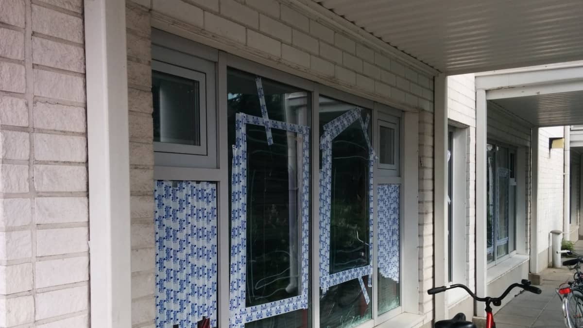 Oulun moskeijan rikkoutuneet ikkunat