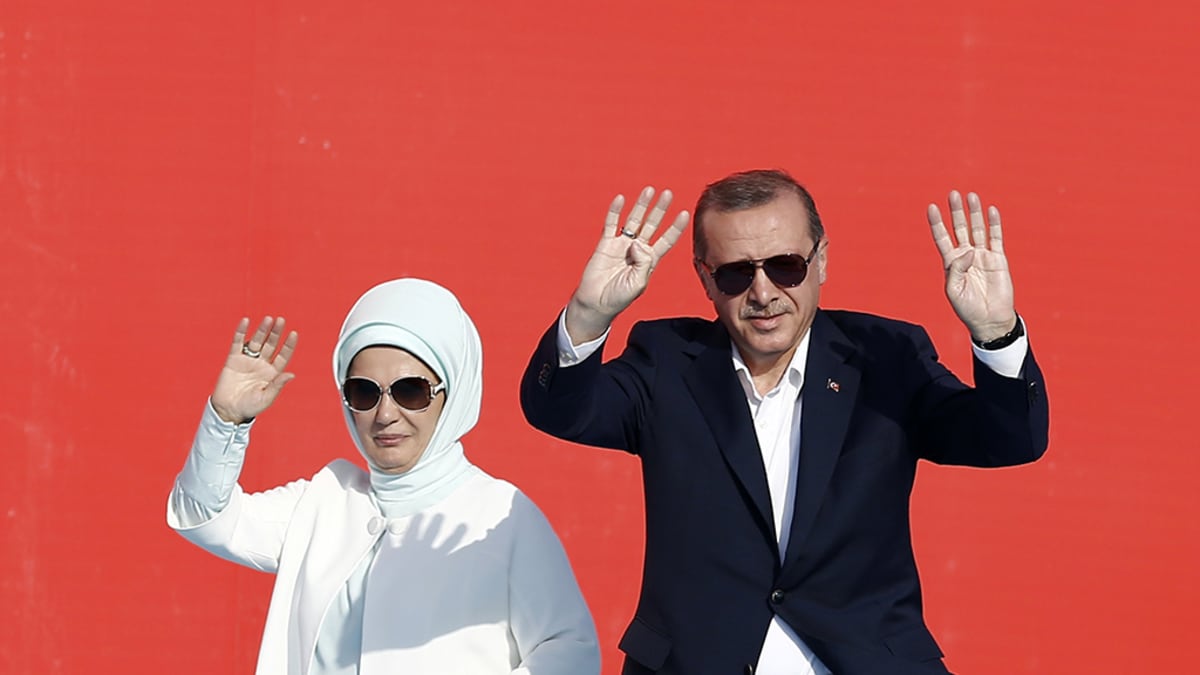 Recep Tayyip Erdogan ja hänen vaimonsa Emine Erdogan suurmielenosoituksessa Istanbulissa 7. elokuuta.