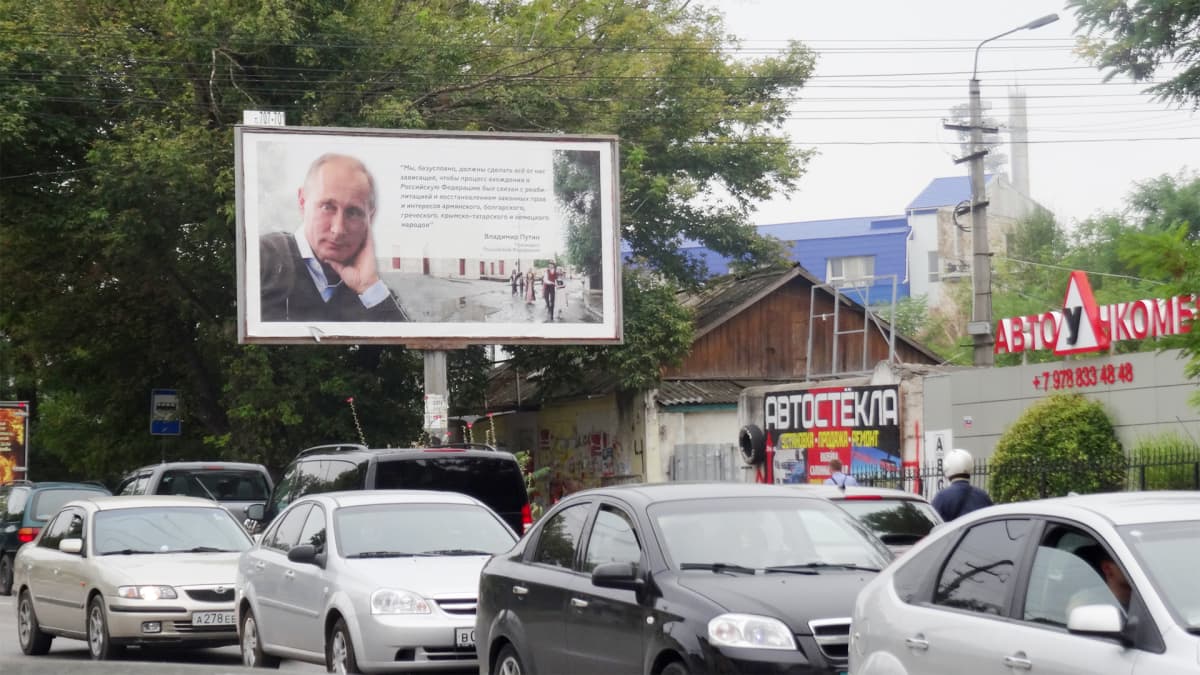 Putinin kuvan sisältävä kadunvarsimainos.