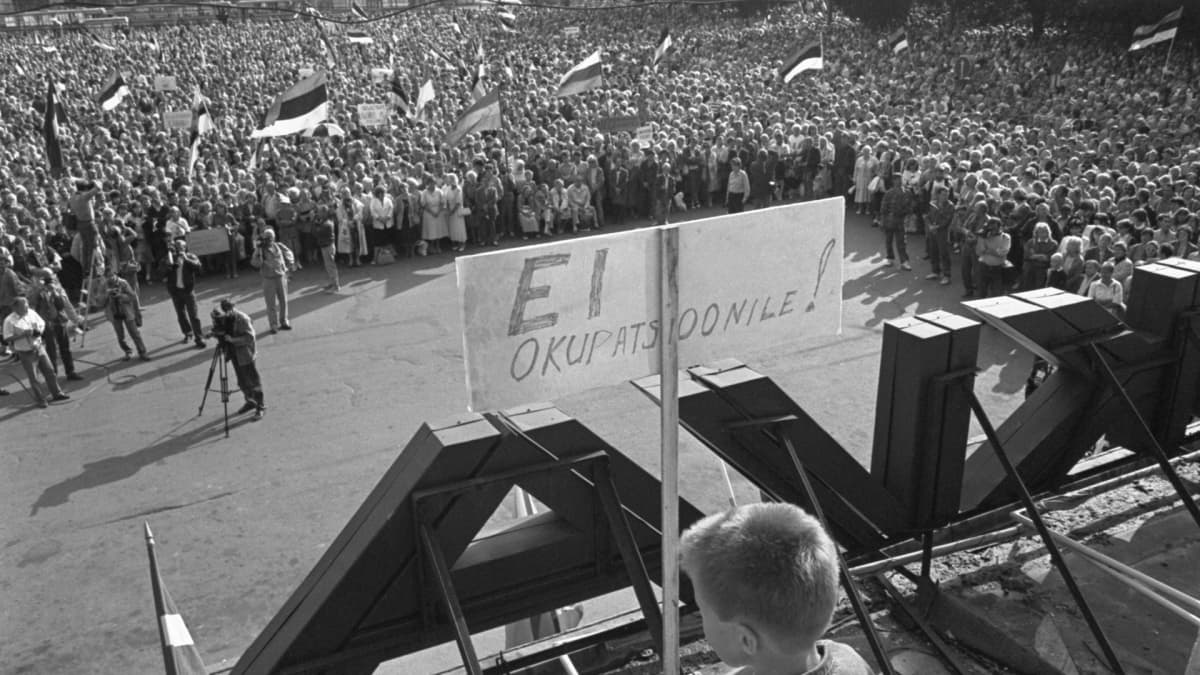 Viro elokuu 1991 - mielenosoitus Tallinnan keskustassa