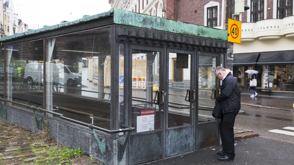 Erottajan paviljongin ovista on nykyisin kulku parkkiluolaan.