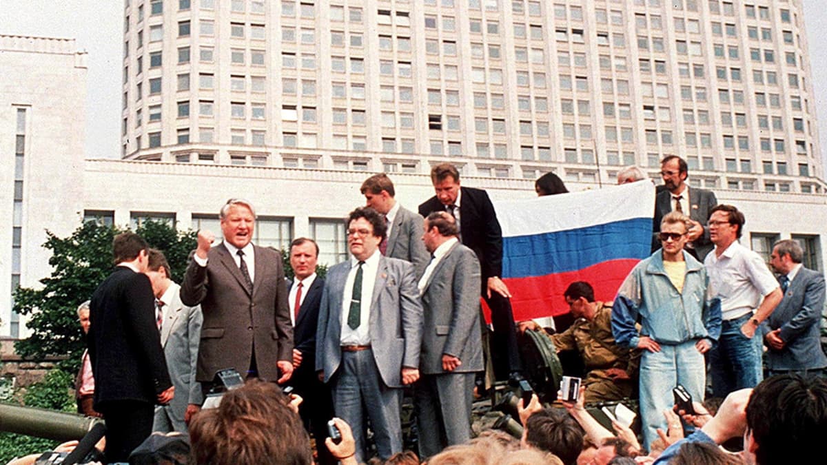 Venäjän presidentti Boris Jeltsin pitämässä puhetta tankin päällä Moskovassa 19.8.1991.