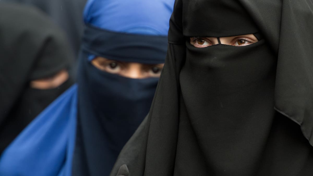 niqabia käyttäviä naisia