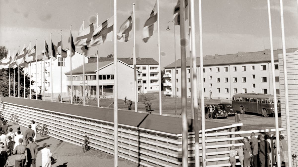 Laaja kuva ilmasta, kuvassa näkyy Kisakylän aitaus, taloja ja lippuja.