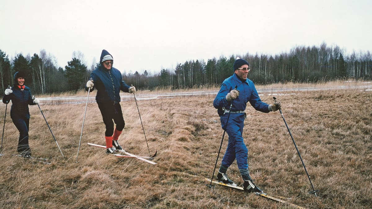 Rikhard Sotamaa, Urho Kekkonen ja Maarit Tyrkkö hiihtävät pellolla