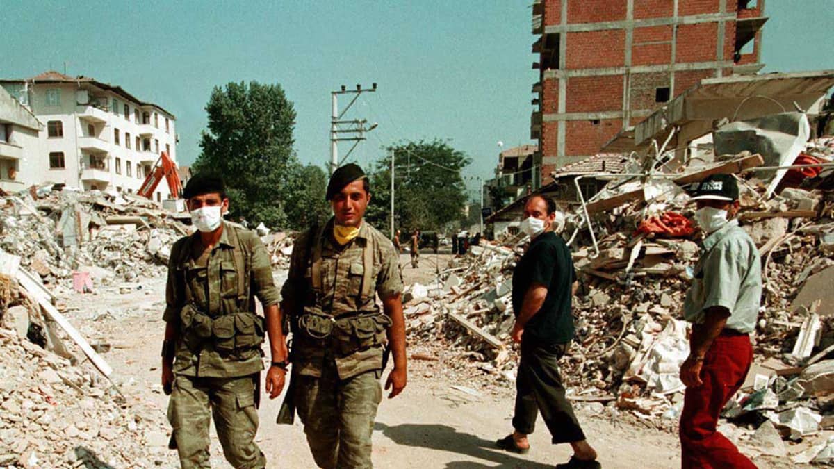 Sotilaita ja asukkaita maanjäristyksen tuhoamassa Golcukissa, lähellä Izmitiä Turkissa elokuussa 1999.