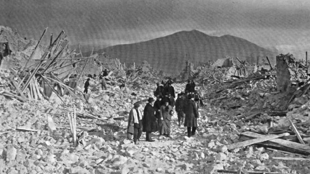 Maanjäristyksessä tuhoutunut Via Roma Avezzanossa, Italiassa, vuonna 1915.