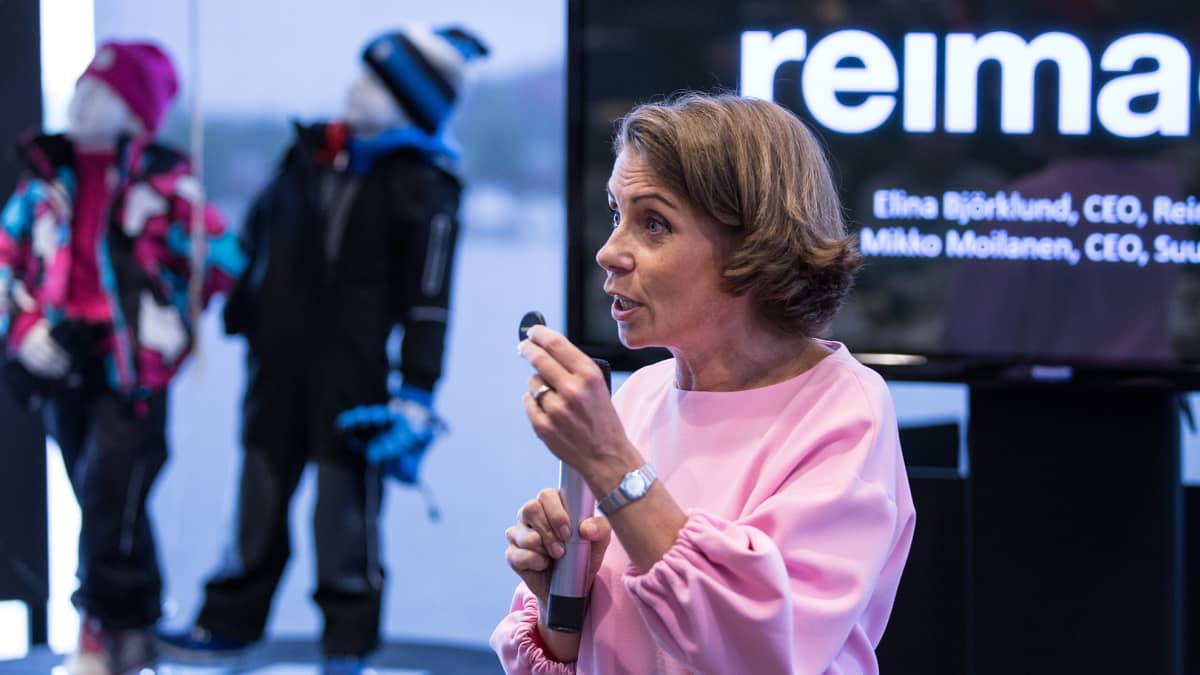 Reiman toimitusjohtaja Elina Björklund esittelee aktiivisuussensoria.