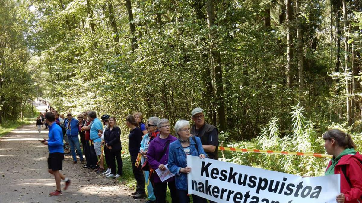 Ihmisketju Keskuspuistossa.