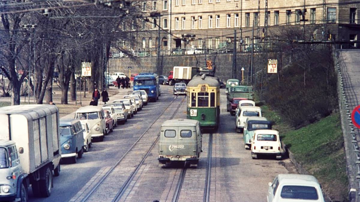 Liikennettä Laivurinkadulla Punavuoressa 1960-luvun lopulla.